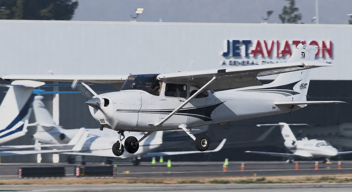 Cessna 172S Skyhawk N21705 in flight